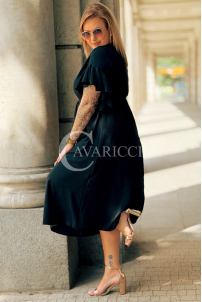 Schwarzes Kleid Carolina – Wickelausschnitt & Taillenbindung