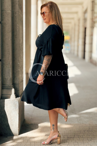 Czarna sukienka plus size SAVINA z falbanami i wiązaniem