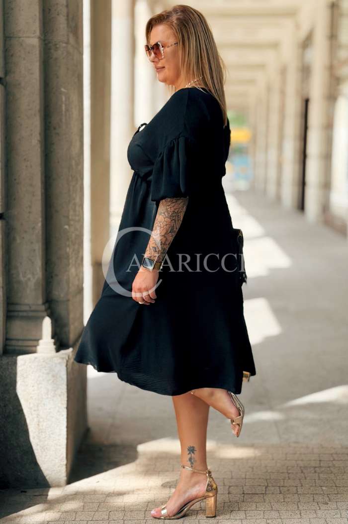Czarna sukienka plus size SAVINA z falbanami i wiązaniem