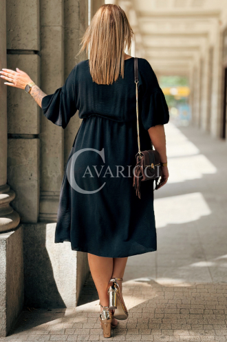 Czarna sukienka plus size SAVINA z falbanami i wiązaniem