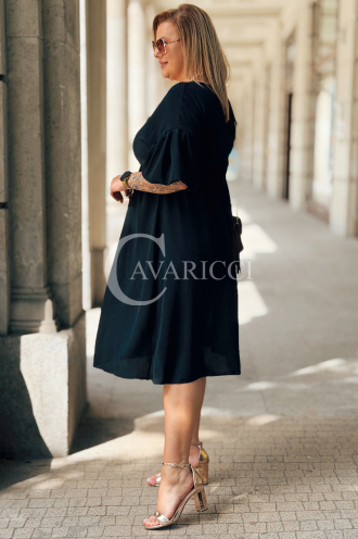 Czarna sukienka plus size SAVINA z falbanami i wiązaniem