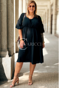 Czarna sukienka plus size SAVINA z falbanami i wiązaniem