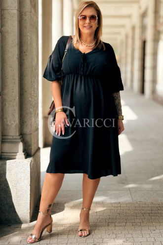 Czarna sukienka plus size SAVINA z falbanami i wiązaniem