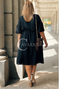 Czarna sukienka plus size SAVINA z falbanami i wiązaniem