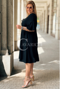Czarna sukienka plus size SAVINA z falbanami i wiązaniem