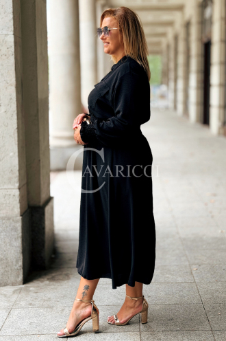 Schwarzes Plus-Size-Kleid GRETA mit Goldknöpfen | Midi