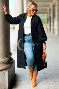 JOSEFINE Langer Strickmantel Schwarz – Locker & Stylisch