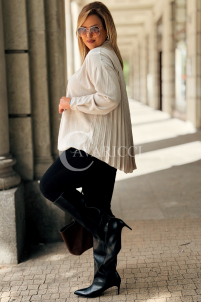 Beige Bluse ROMILDA mit Plissé-Rücken & Knöpfen