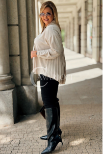 Beige Bluse ROMILDA mit Plissé-Rücken & Knöpfen