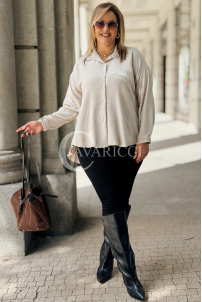 Beige Bluse ROMILDA mit Plissé-Rücken & Knöpfen