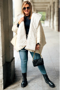 DAISY Gesteppte Kapuzenjacke in Ecru – Warm und Modisch