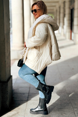 DAISY Gesteppte Kapuzenjacke in Ecru – Warm und Modisch