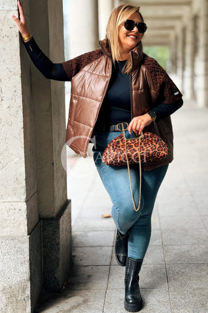 Schokoladenfarbene Steppweste Plus Size mit Strickärmeln