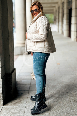IRMINA Gesteppte Übergröße-Jacke mit Strickärmeln | Beige