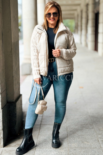 IRMINA Gesteppte Übergröße-Jacke mit Strickärmeln | Beige
