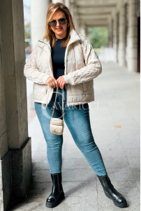 IRMINA Gesteppte Übergröße-Jacke mit Strickärmeln | Beige