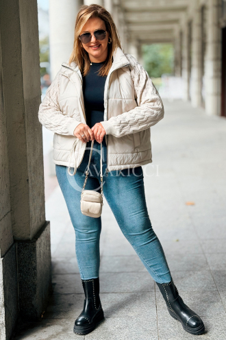 IRMINA Gesteppte Übergröße-Jacke mit Strickärmeln | Beige