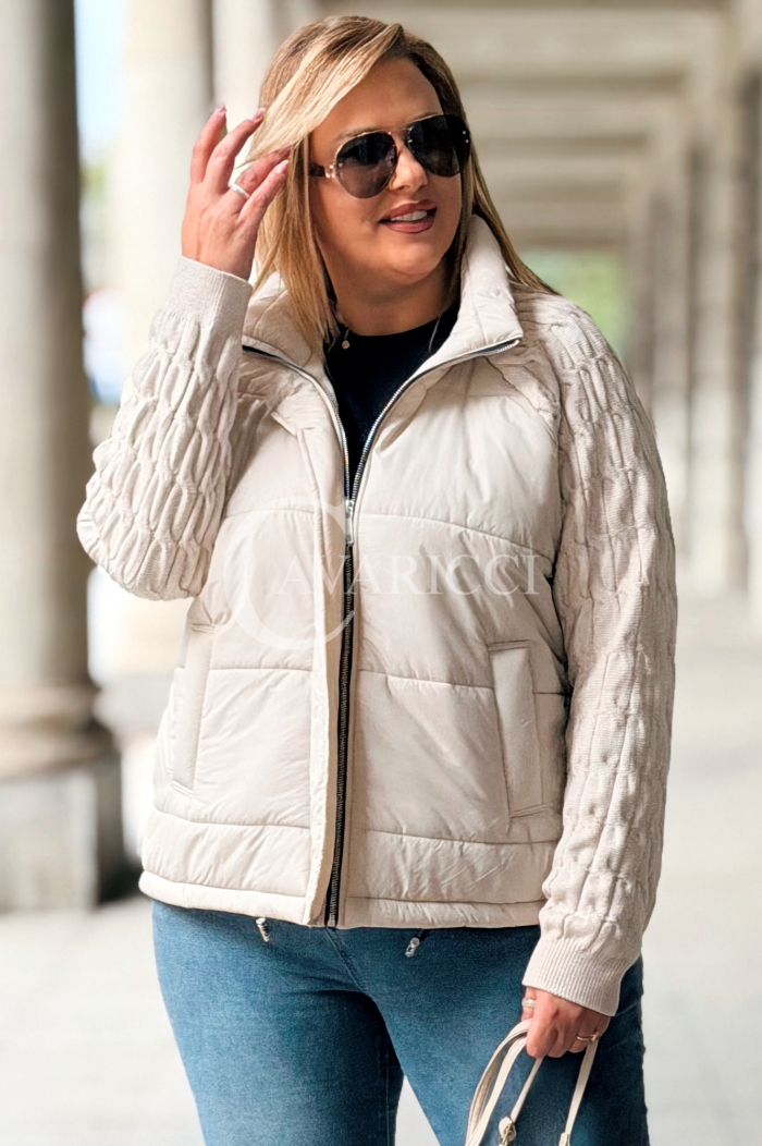 IRMINA Gesteppte Übergröße-Jacke mit Strickärmeln | Beige