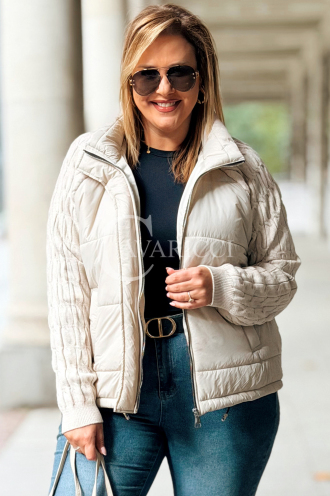 IRMINA Gesteppte Übergröße-Jacke mit Strickärmeln | Beige
