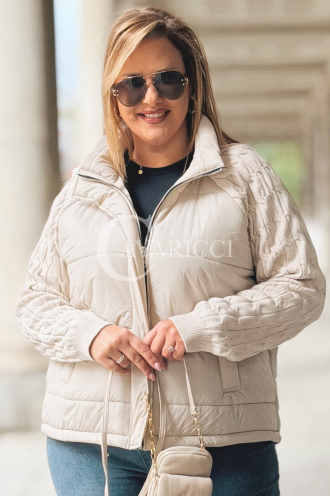 IRMINA Gesteppte Übergröße-Jacke mit Strickärmeln | Beige