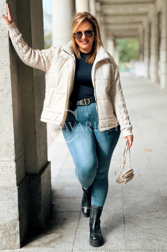 IRMINA Gesteppte Übergröße-Jacke mit Strickärmeln | Beige