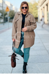 WERA Plus-Size-Jacke aus Bouclé mit Knöpfen, Taschen und Aufnäher in der Farbe Fango