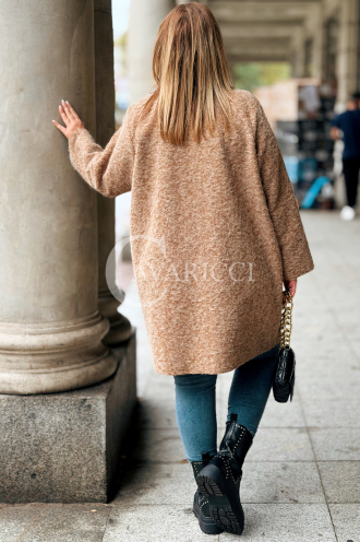 CASSANDRA Oversize-Mantel in Karamell – Elegant & Weich