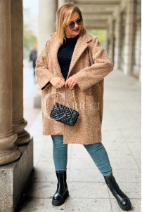 CASSANDRA Oversize-Mantel in Karamell – Elegant & Weich