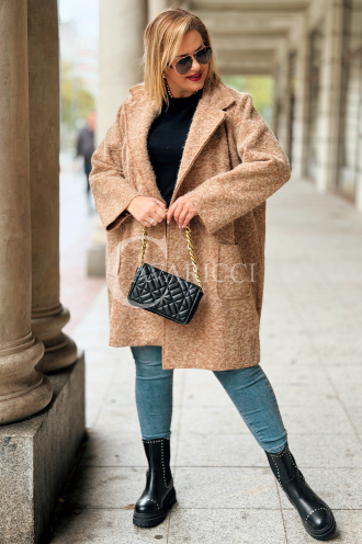CASSANDRA Oversize-Mantel in Karamell – Elegant & Weich