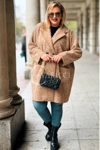 CASSANDRA Oversize-Mantel in Karamell – Elegant & Weich