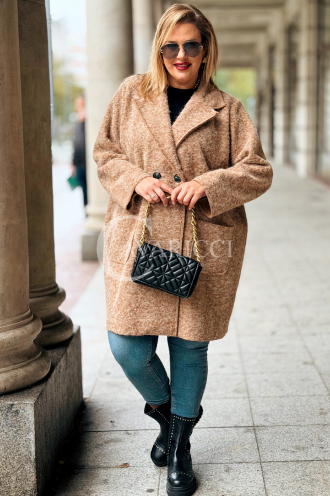 CASSANDRA Oversize-Mantel in Karamell – Elegant & Weich