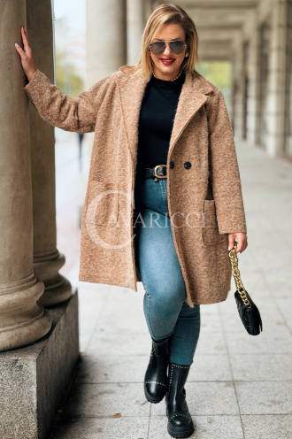 CASSANDRA Oversize-Mantel in Karamell – Elegant & Weich