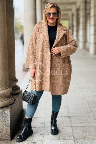 CASSANDRA Oversize-Mantel in Karamell – Elegant & Weich