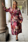CAMILLA Maxi-Kleid in Übergrößen mit Stehkragen und Gummizug in der Taille in Bordeauxrot