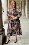 CAMILLA Maxi-Kleid in Übergröße mit Stehkragen und Gummizug in der Taille in Schwarz