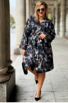 COSIMA Übergrößenkleid mit Taillenbindung und Knöpfen in Schwarz