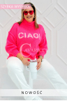 CIAO - Stylowy sweter zdobiony napisem z półgolfem i ozdobnymi przeszyciami w kolorze landrynkowym