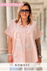 Bluse MONA – Längerer Rücken, Knöpfe und lockere Passform, die Bauch und Hüften kaschiert, Farbe Rosa