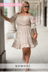Kleid NORA – Chiffon-Schnitt mit Spitze, spanischer Ausschnitt und taillenbetонender Gummizug Farbe Beige