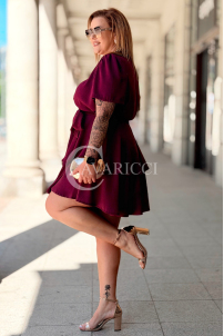 Kleid FLAMINIA – Wickelausschnitt & Volant in Purpur