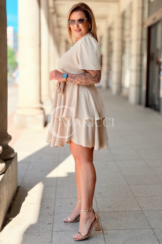 Kleid FLAMINIA Beige – Wickelausschnitt & doppelter Volant