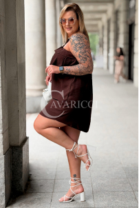Kleid MARIETTA – Lockeres Mini mit Volant, Schokolade