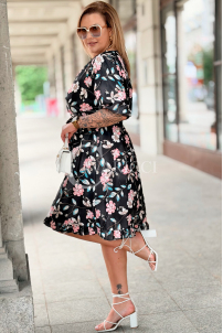 ANIKA Kleid Schwarz – Blumenprint & Wickelausschnitt
