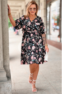 ANIKA Kleid Schwarz – Blumenprint & Wickelausschnitt