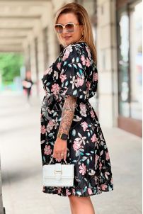 ANIKA Kleid Schwarz – Blumenprint & Wickelausschnitt