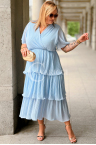 Premium-Kleid XELLA – Plissiertes Midikleid mit Wickelausschnitt und mehrlagigem Saum Farbe Baby Blue