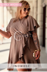 Sinnliches Kleid GILDA – Wickelausschnitt und Taillenbindung Farbe Fango