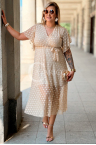 Kleid ALLEGRA – Tüll-Midi mit Punkten, Wickelausschnitt und Taillenbindung Farbe Beige