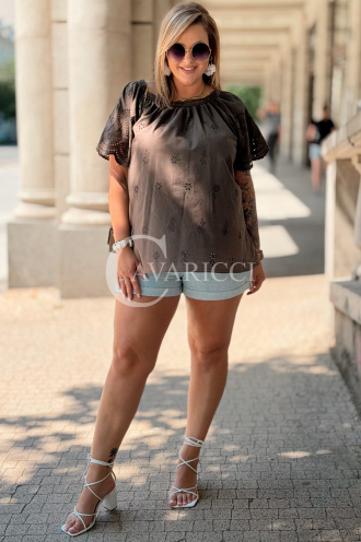 Bluse DALILA – Ajour-Stickerei & femininer Schnitt