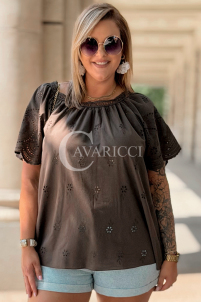 Bluse DALILA – Ajour-Stickerei & femininer Schnitt